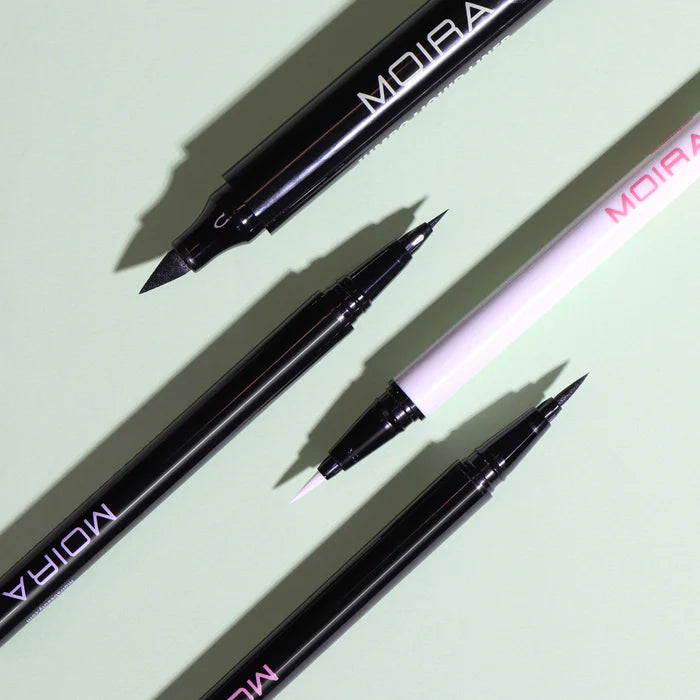 Micro Tip Liquid Liner 001, Black | Plumín delineador negro para ojos