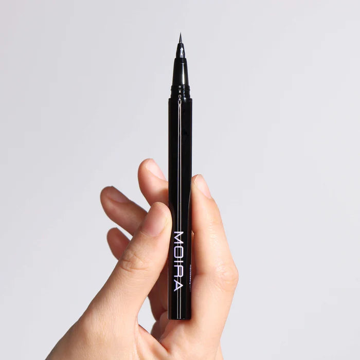 Micro Tip Liquid Liner 001, Black | Plumín delineador negro para ojos