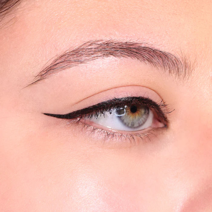 Micro Tip Liquid Liner 001, Black | Plumín delineador negro para ojos